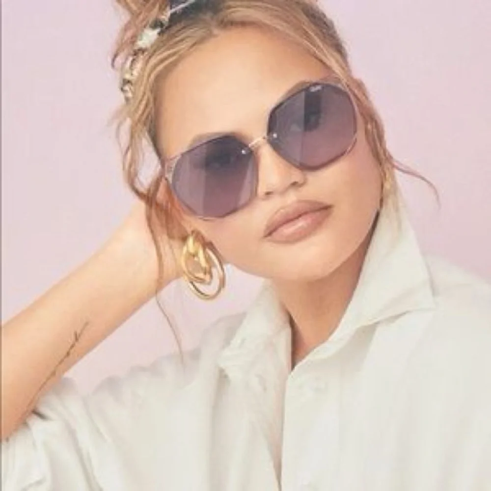 NWT and Case Quay Australia VIP Black Sunglasses